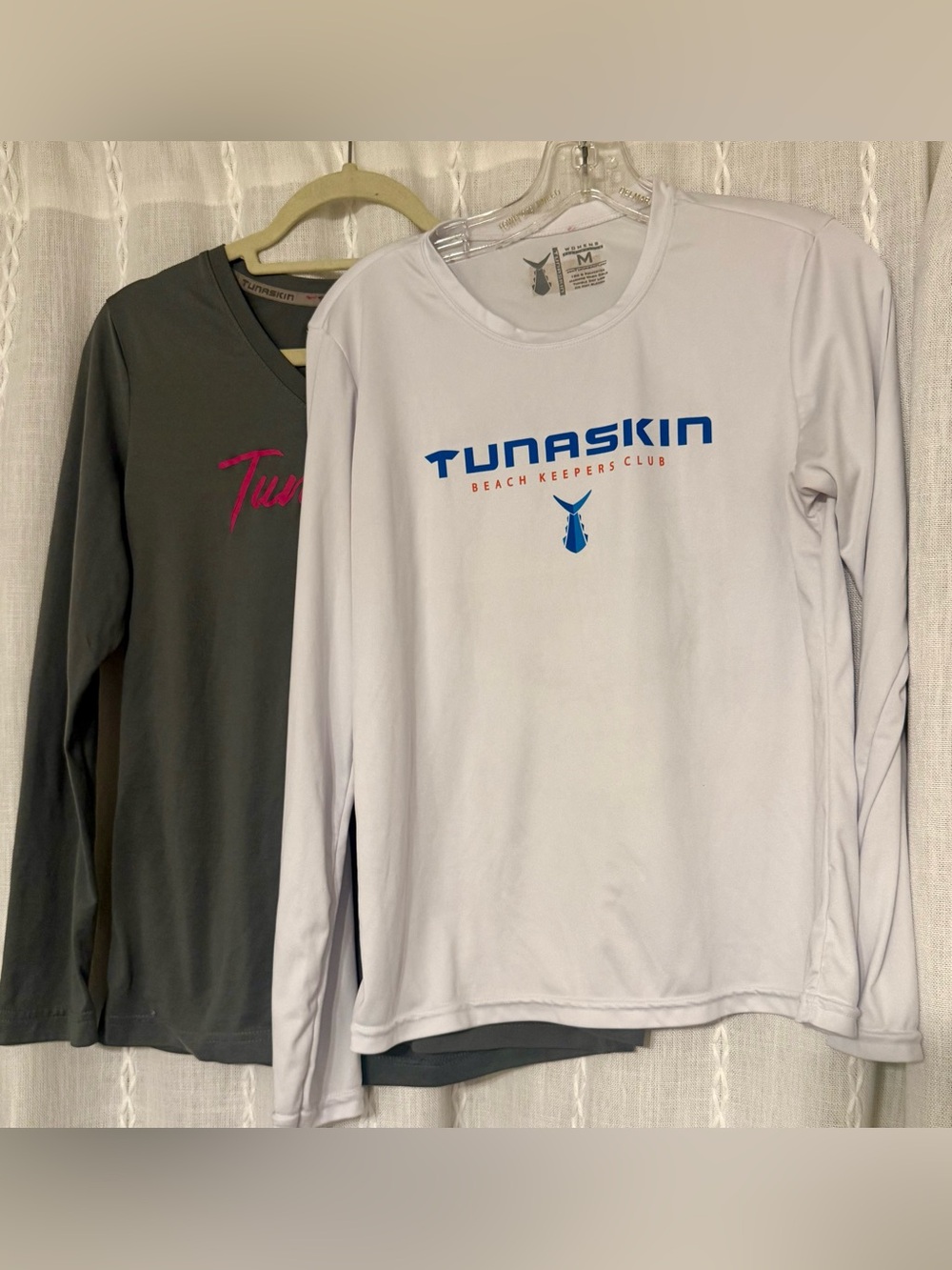 2 Tunaskin women’s tops. Sz.M